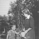 Paní učitelka Svatoňová s Martinem Vaculíkem ml., 1953 (foto LV)